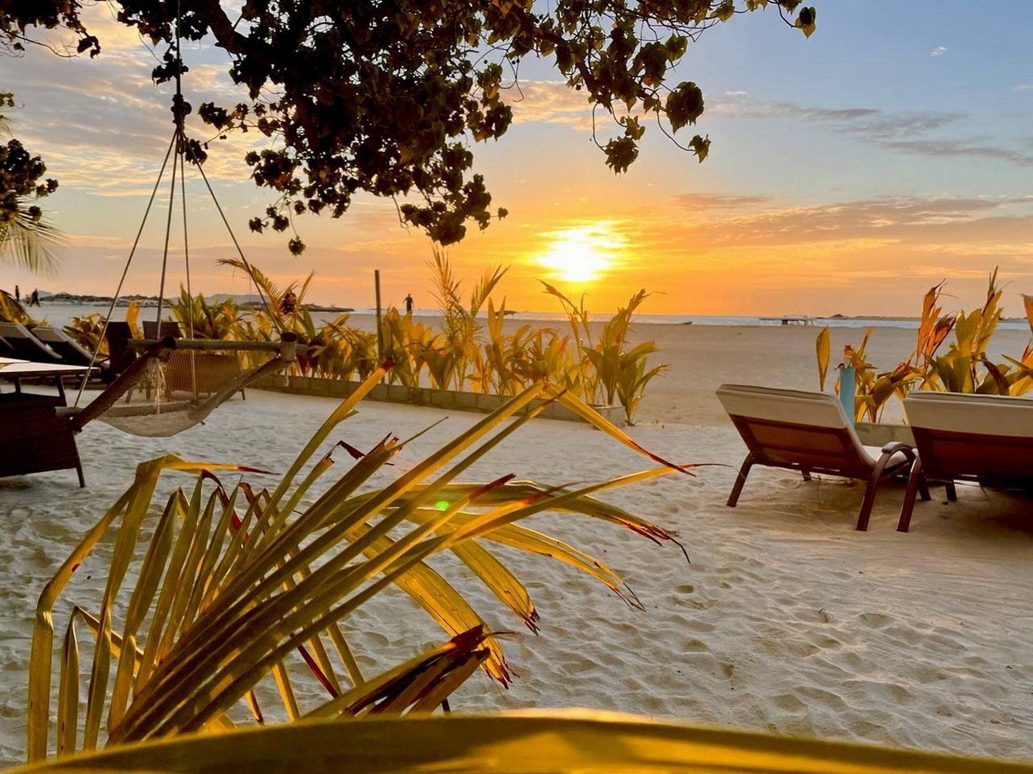 Wind Breeze Sunset View Inn Гурайдо Екстериор снимка